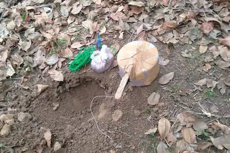 छत्तीसगढ़ के नारायणपुर के राकसनाला में बरामद प्रेशर कूकर आइईटी.