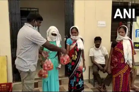 टमाटर बांट रहे अधिकारी.