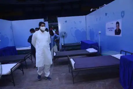 कोविड केयर सेंटर का निरीक्षण करते रायपुर महापौर एजाज ढेबर.