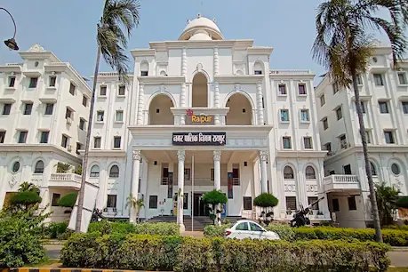 रायपुर नगर निगम पार्षदों और उनके परिजनों का मेडिकल बीमा करवा रहा है. 