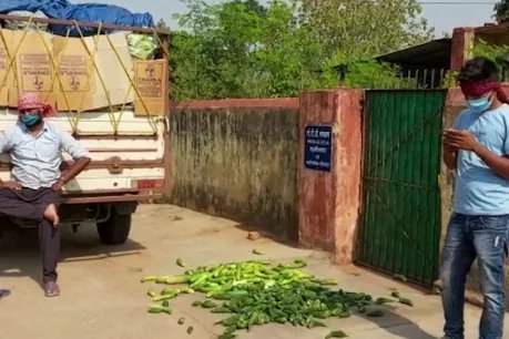 जशपुर में किसानों ने तहसीलदार के घर के बाहर सब्जियां फेंकी.