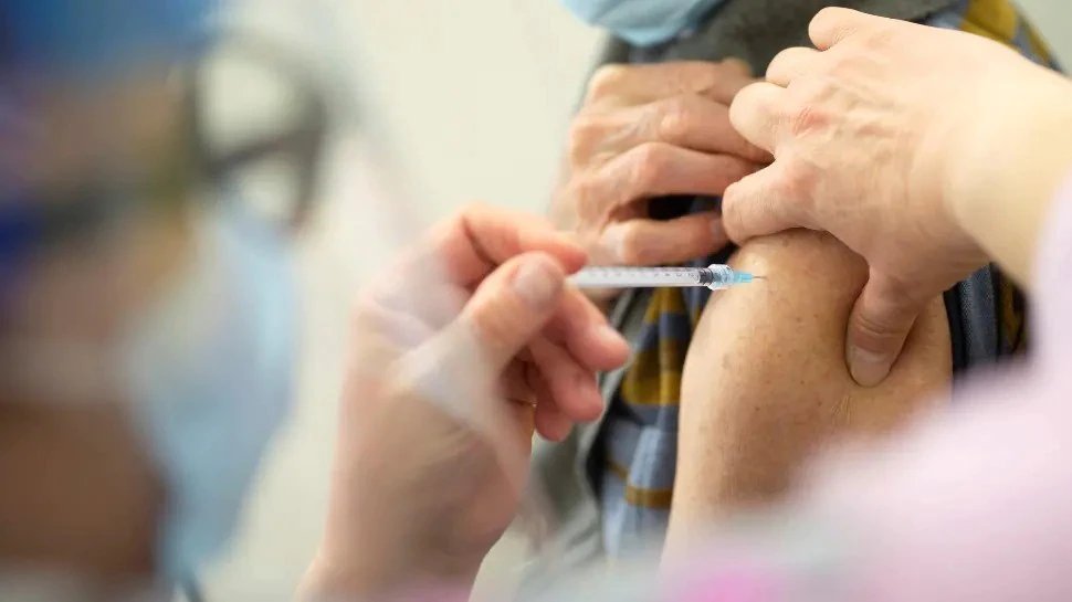 Nurse suspected of injecting thousands with C instead of COVID-19 vaccine in Germany | Germany: कोरोना वैक्‍सीन की जगह लगाया नमक के पानी का इंजेक्‍शन, 8600 लोगों को दिया धोखा