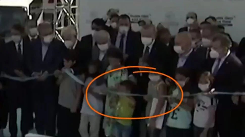 Turkey: हाइवे का उद्घाटन करने पहुंचे राष्ट्रपति, बच्चे ने पहले ही काट दिया फीता Turkey: हाइवे का उद्घाटन करने पहुंचे राष्ट्रपति, बच्चे ने पहले ही काट दिया फीता
