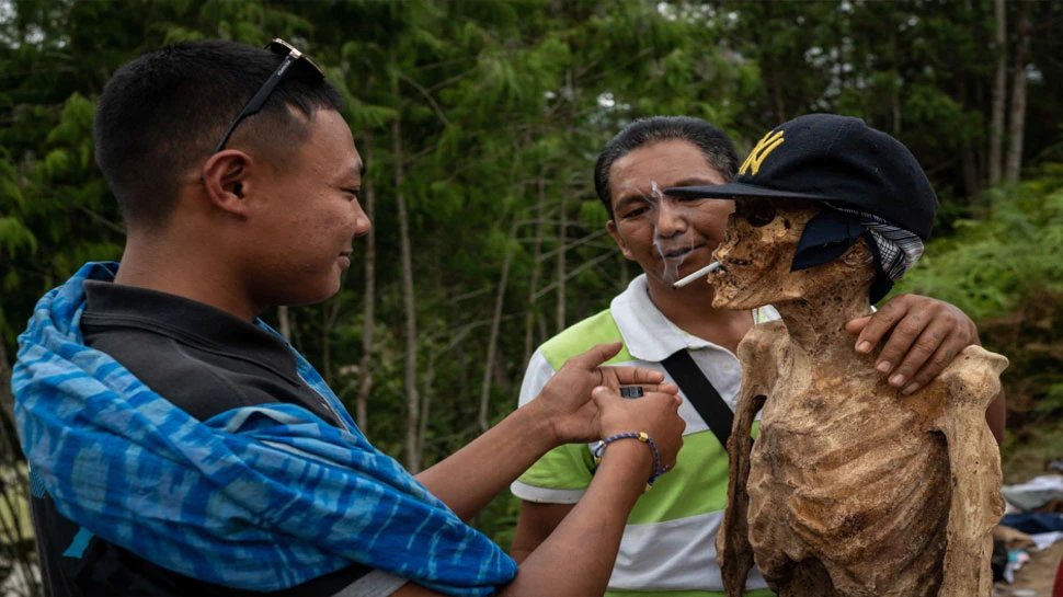 Weird News: यहां नहीं होता शव का अंतिम संस्कार, ताबूत से निकालकर पिलाई जाती है सिगरेट Weird News: यहां नहीं होता शव का अंतिम संस्कार, ताबूत से निकालकर पिलाई जाती है सिगरेट