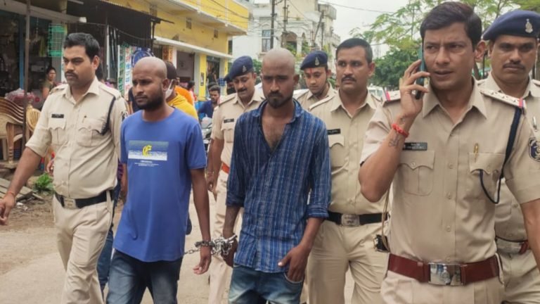 Raipur Police shaved knife youths and roamed city video viral cg crime cgnt