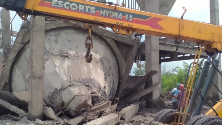 Breaking: रायगढ़ की निजी फैक्ट्री में बड़ा हादसा, टैंक गिरने से 2 लोगों की मौत, 4 को जिंदा निकाला