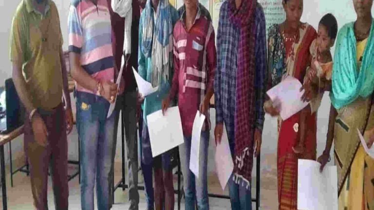 Bhupesh Baghel government camp-strategy-facilities reaching villagers-बघेल सरकार की ‘कैंप-स्ट्रेटजी’ ला रही है रंग, शिविरों से ग्रामीणों तक पहुंच रही सुविधायें – News18 Hindi
