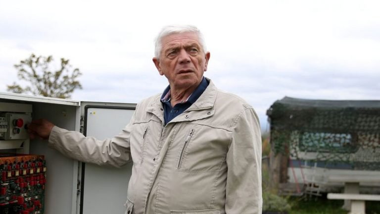 Bosnian builds Wonderful rotating house so that his wife has diversified view | पत्नी को खुश करने के लिए बना दिया गजब का घर, अपनी घूरी पर लगाता है चक्कर