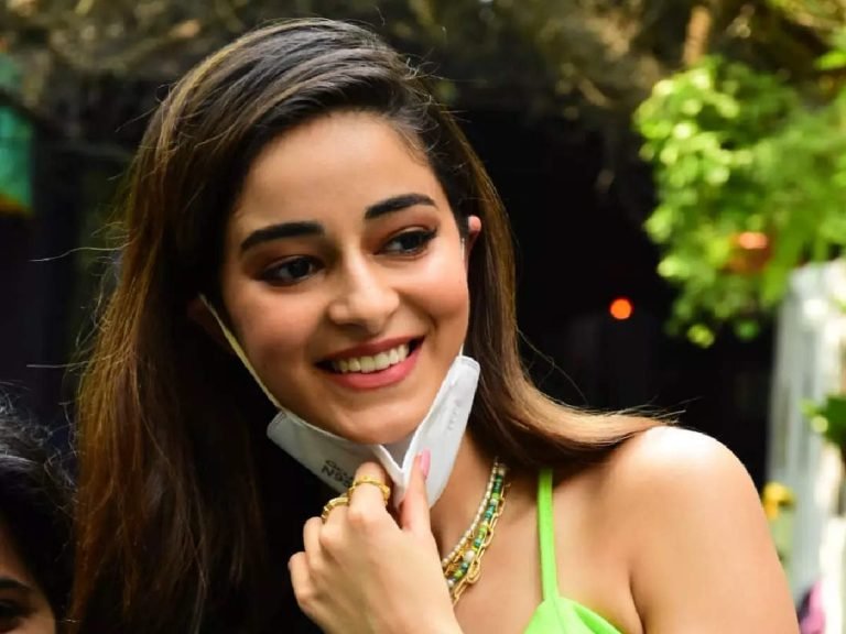 Ananya Panday Looks beautiful with smoky eyes while dressed in shorts and crop top – शॉर्ट्स नहीं बल्कि अनन्या पांडे की आंखों पर से हटी नहीं नजरें, मास्क हटा दी स्माइल तो देखने वाले भी मुस्कुरा दिए