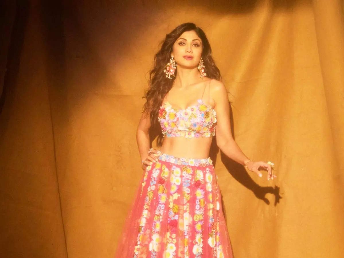 shilpa shetty in pink lehenga: lifestyle shilpa shetty kundra looks beautiful in rahul mishra pink tulle lehenga – छोटा सा ब्लाउज पहन 46 की उम्र में शिल्पा शेट्टी निकलीं होश उड़ाने, खूबसूरती देख किसी का भी डोल जाएगा मन