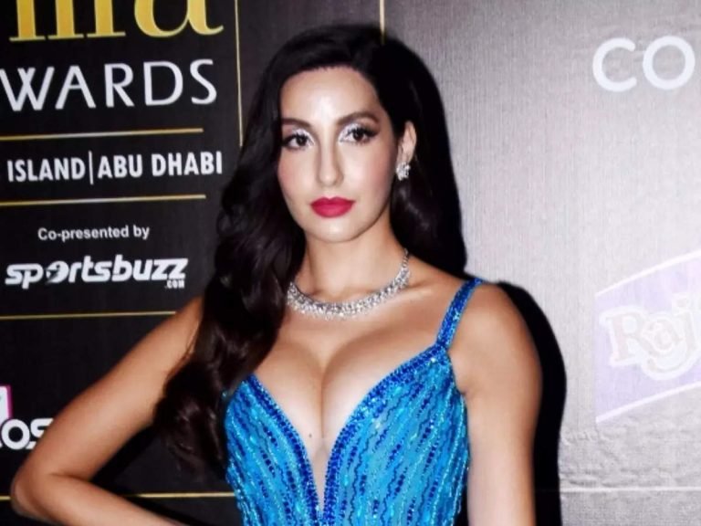 nora fatehi blue slit dress for iifa 2022: nora fatehi looks bold in blue thigh high slit gown dress with plunging neckline for iifa 2022 – नोरा फतेही की बोल्डनेस ने पारी की हदें, इतने डीप-कट की पहनी ड्रेस कि सामने खड़े लोगों के छूटे पसीने