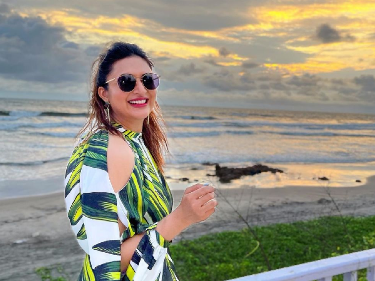 divyanka tripathi in manish naggdev engagement: lifestyle divyanka tripathi looks stylish in printed midi dress with vivek dahiya and family – आड़ी-तिरछी ड्रेस पहन सास-ससुर संग जब लंच पर निकलीं दिव्यांका त्रिपाठी, खूबसूरती के सामने सब पड़ा फीका