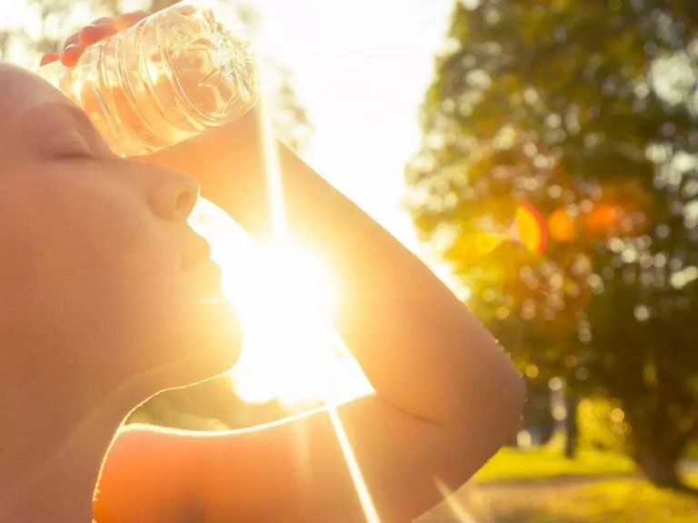 how to keep body cool in summer naturally: 3 things ayurveda suggests to follow exclusively during summers to avoid sunstrokes – Summer tips: चुभती जलती गर्मी से बचने के लिए हर रोज करें ये 4 उपाय, आयुर्वेद एक्सपर्ट ने बताया शरीर रहेगा अंदर से कूल