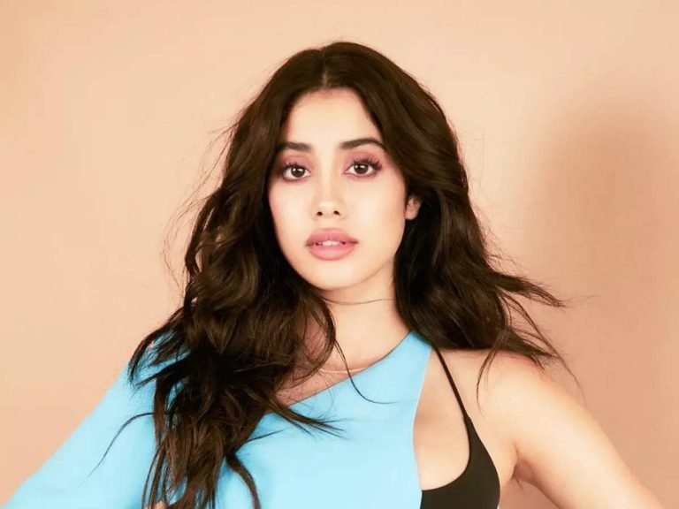 janhvi kapoor’s slinky blue dress: lifestyle janhvi kapoor looks super stylish in slinky blue cut above the rest dress – 5 फीट 4 इंच की हाइट वाली जाह्नवी के आगे तो मलाइका अरोड़ा भी फेल, ऊपर तक कट लगी ड्रेस में दिखाए लटके-झटके