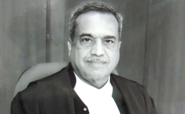 सुप्रीम कोर्ट के जस्टिस एमआर शाह को पड़ा दिल का दौरा, एयर एंबुलेंस से लाए जा रहे दिल्ली : सूत्र