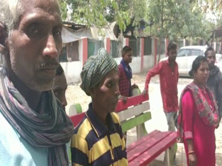 झूठे केस में फंसाने की धमकी देकर रिश्वत मांगता है पुलिसवाला! एसपी से ग्रामीणों ने की शिकायत