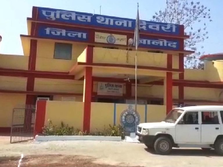 पत्नी के सिर पर दे मारी लोहे की रॉड, मौके पर ही तोड़ दिया दम, इस बात को लेकर नाराज था पति