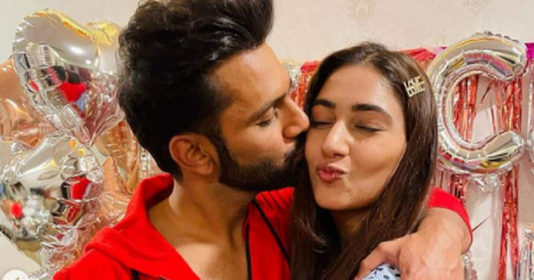 disha parmar rahul vaidya london photos, शादी की पहली सालगिरह मनाने लंदन पहुंची दिशा परमार, स्टाइलिश अवतार देख राहुल वैद्य भी हो गए लट्टू – lifestyle disha parmar looks stylish with rahul vaidya in blue sweatshirt and jeans for wedding anniversary trip