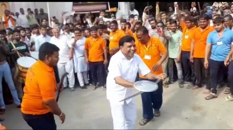 वित्तमंत्री ने तलवारबाज़ी में दिखाए करतब दिखाए