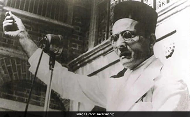 कर्नाटक में नाथूराम गोडसे और सावरकर की तस्वीरों वाले बैनर पर विवाद, बाद में हटाया गया