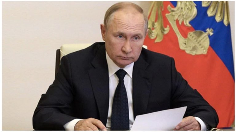 Russia Ukraine War Vladimir Putin partial military rule decision created panic in russia people leaving | पुतिन के इस फैसले से रूस में अफरातफरी, एक एयर टिकट के लिए दे रहे 17-21 लाख रुपये
