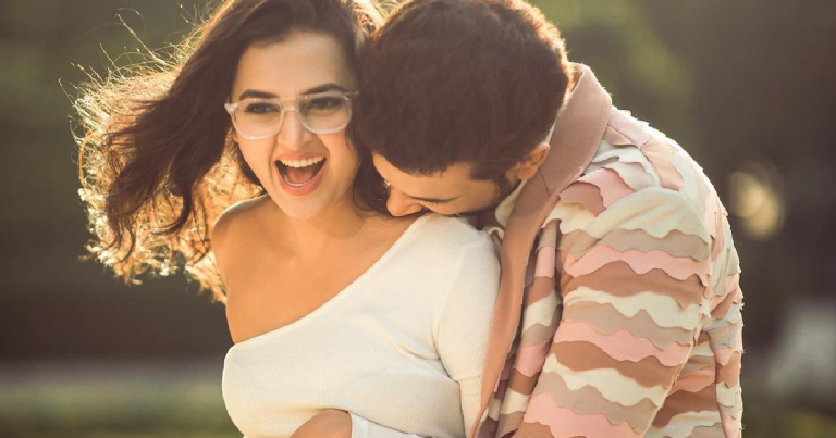 tejasswi prakash, छोटा सा टॉप पहनकर करण कुंद्रा की बाहों में तेजस्वी प्रकाश की दिखी मस्ती, देखें फैशन फोटोज – lifestyle tejasswi prakash looks hot and stunning in coord set and black gown
