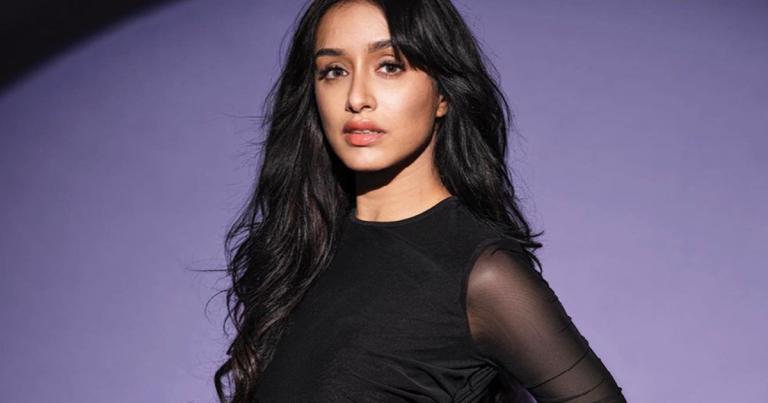 shraddha kapoor, टाइट फिटिंग की शीयर ड्रेस में श्रद्धा कपूर का दिखा स्टाइलिश अवतार, आप भी हो जाएंगे फैशन के दीवाने – lifestyle shraddha kapoor looks stylish in black bodycon sheer midi dress