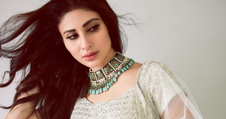 mouni roy, एंब्रॉइडरी गाउन पहन मौनी रॉय ने दिखाईं अदाएं, तस्वीरें देख आप भी खूबसूरती के हो जाएंगे दीवाने – mouni roy looks stunning in embroidery anarkali gown with sheer dupatta
