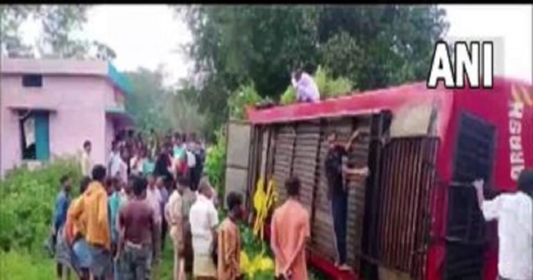 छत्तीसगढ़ में दर्दनाक हादसा, रॉन्ग साइड से आ रही बाइक को बचाने में पलटी बस, 3 की मौत और 4 घायल