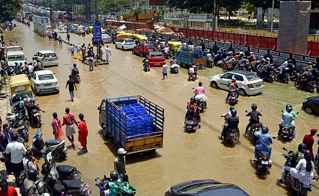 बेंगलुरु में भारी बारिश के कारण लगा 2 KM लंबा ट्रैफिक जाम, लोगों के सामने पीने के पानी की समस्या