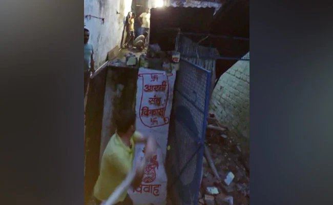 भोपाल: बच्ची से दुष्कर्म के आरोपी के घर पर चला प्रशासन का हथौड़ा, पुलिस की मौजूदगी में तोड़ा गया मकान