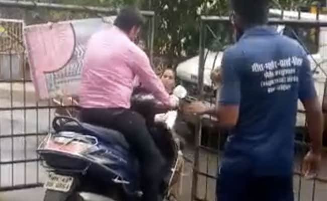 मुंबई: स्कूटर टोइंग से नाराज शख्स ने भागते हुए महिला सिपाही को घसीटा, घटना कैमरे में कैद