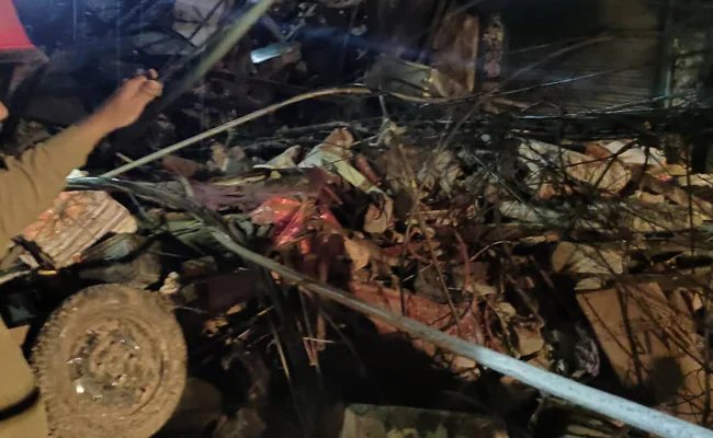 दिल्ली के लाहौरी गेट इलाके में गिरी इमारत, कुछ लोगों के मलबे में फंसे होने की आशंका