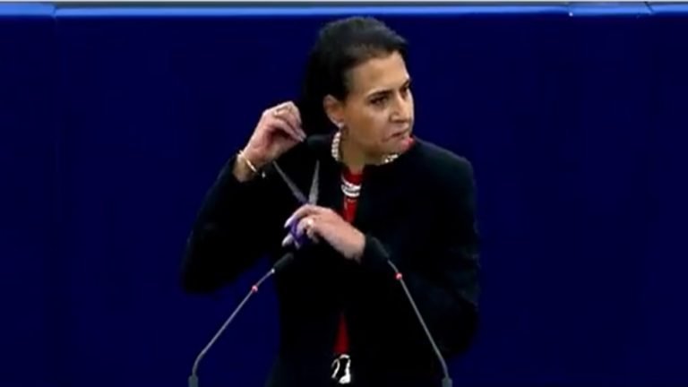 female MP started cutting her hair During debate in Parliament this video is going viral watch | Video: भरी संसद में महिला सांसद क्यों कैंची से काटने लगी अपने बाल? वायरल हो रहा ये वीडियो