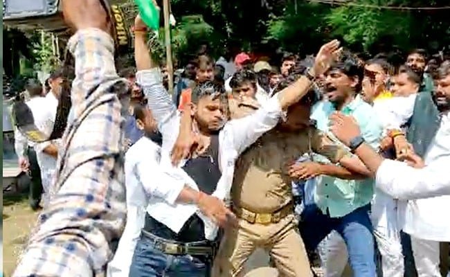 इलाहाबाद यूनिवर्सिटी में फिर बवाल : फीस बढ़ोतरी को लेकर छात्रों ने कथित तौर पर प्रोफेसरों को बनाया बंधक
