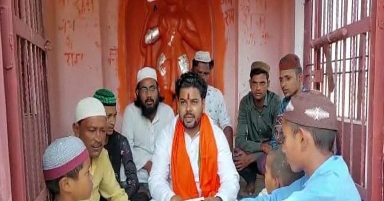 यहां मुसलमान भाई अपनी इच्छा से करते हैं हनुमान चालीसा का पाठ, देवी देवताओं में गहरी आस्था