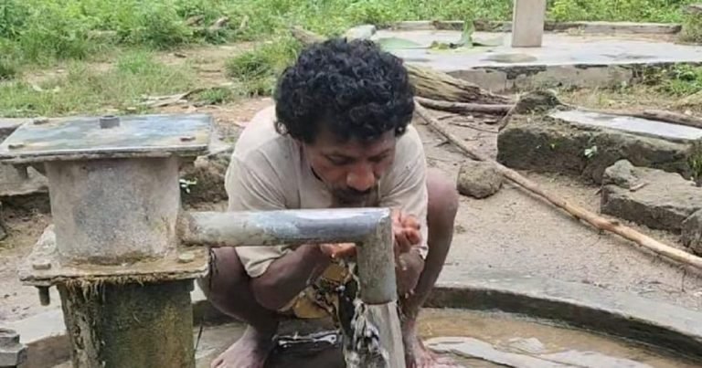 अजूबा : भीषण गर्मी हो या जलसंकट 19 साल से रात-दिन पातालतोड़ पानी दे रहा ये हैंडपम्प