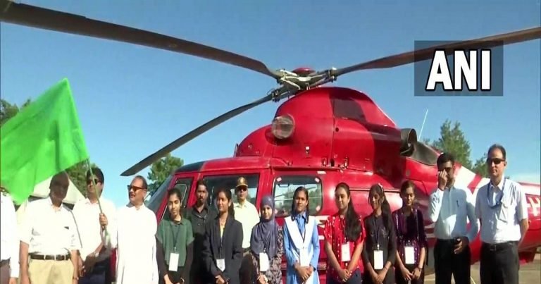 छत्तीसगढ़: क्लास 12 और 10 के टॉपर्स को सरकार ने कराई हेलीकॉप्टर की मुफ्त सवारी