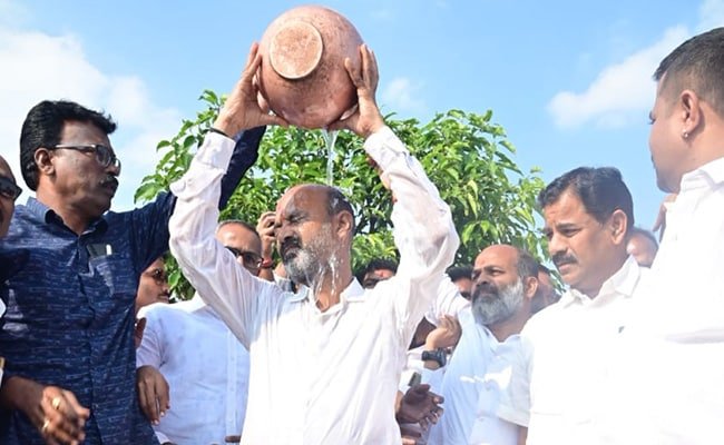 टीम KCR के आरोपों के बाद तेलंगाना के बीजेपी प्रमुख ने मंदिर में गीले कपड़ों में ली शपथ