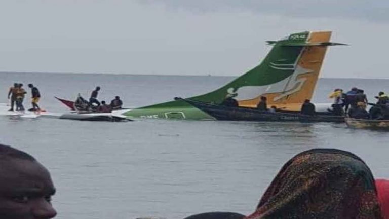 Plane crashes in Tanzania plane falls in pond near airport during landing | Tanzania Plane Crash: तंजानिया में बड़ा विमान हादसा, झील में गिरा यात्रियों से भरा विमान; 19 की मौत