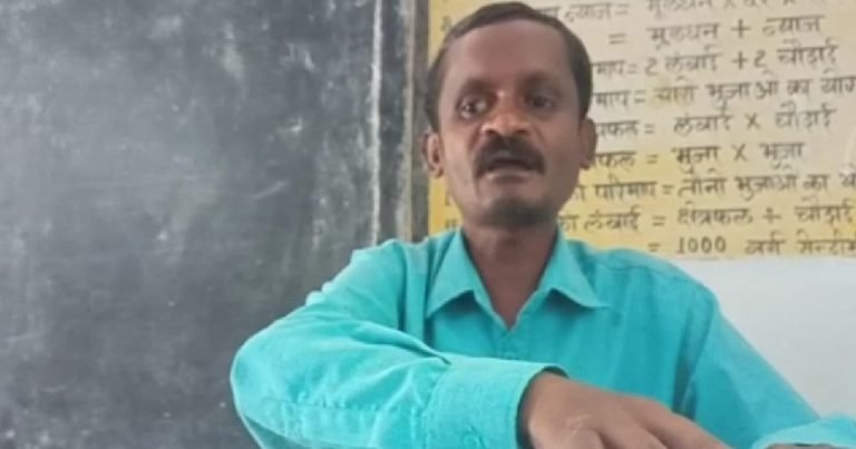 छत्तीसगढ़: खुद की आंखों में छाया है ‘अंधेरा’; मगर ज्ञान के प्रकाश से संवार रहे नौनिहालों का भविष्य