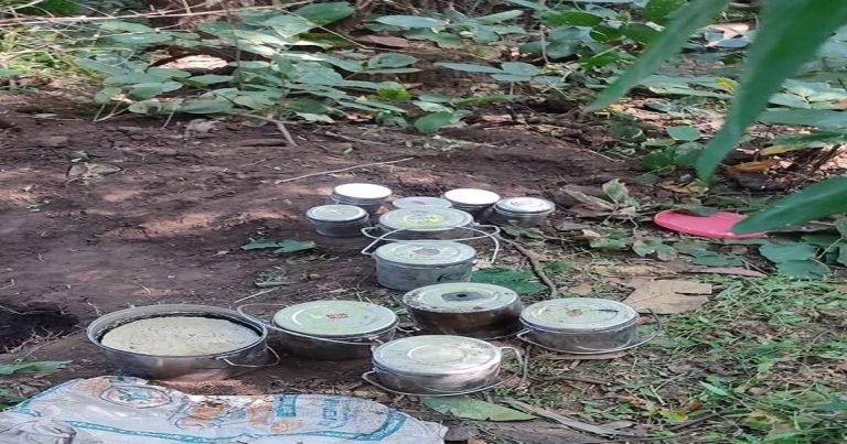 छत्तीसगढ़ और झारखंड पुलिस की संयुक्त टीम को मिली बड़ी सफलता, 12 टिफिन आईडी बम बरामद