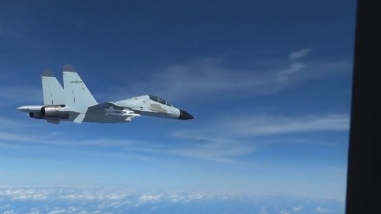 Chinese Jet flew close to US military Aircraft over South China Sea US pilot manoeuvres to avoid collision | दक्षिण चीन सागर में अमेरिकी विमान के 6 मीटर तक करीब पहुंचा चीनी फाइटर जेट और…