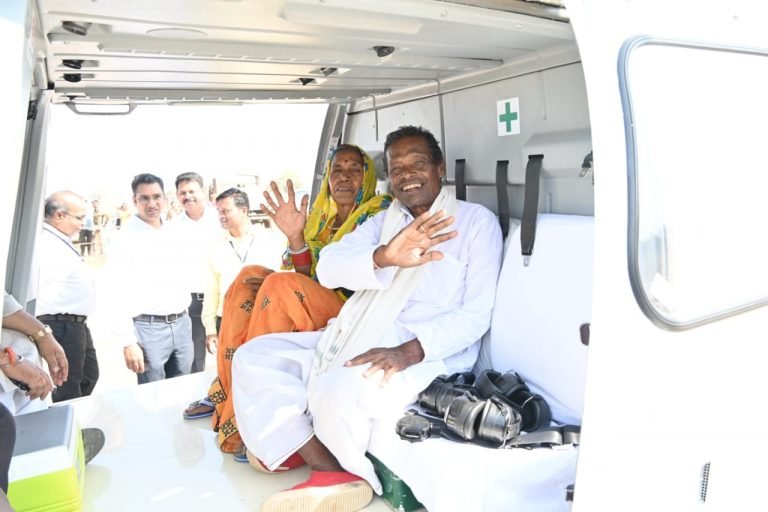 मुख्यमंत्री भूपेश बघेल ने निभाया वादा, चैनसिंह और उनकी पत्नी को कराई हेलीकॉप्टर की सैर