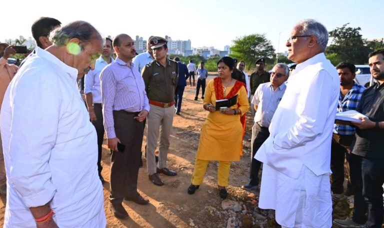 भूपेश बघेल ने नवा रायपुर में बनने वाले ‘गांधी सेवा ग्राम‘ स्थल का किया निरीक्षण