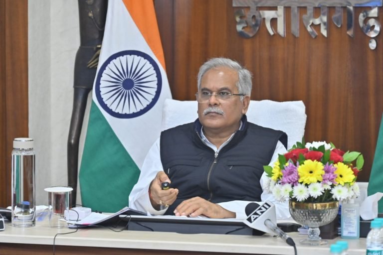 मुख्यमंत्री भूपेश बघेल गोधन न्याय योजना के हितग्राहियों को राशि वितरण कार्यक्रम में हुए शामिल