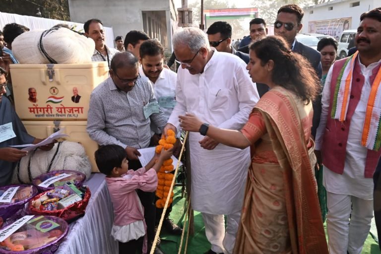 शासकीय भवनों के रंग-रोगन के लिए गोबर पेंट का करें उपयोग : भूपेश बघेल