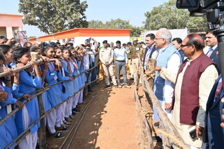 बिलाईगढ़ भेंट-मुलाकात : मुख्यमंत्री को विदा करने हेलीपैड पर स्कूली बच्चे भी पहुंचे थे