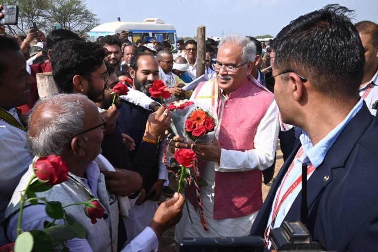 मुख्यमंत्री भूपेश बघेल भेंट-मुलाकात के लिए दुर्ग जिले के अंतर्गत साजा विधानसभा के ग्राम बोरी पहुंचे