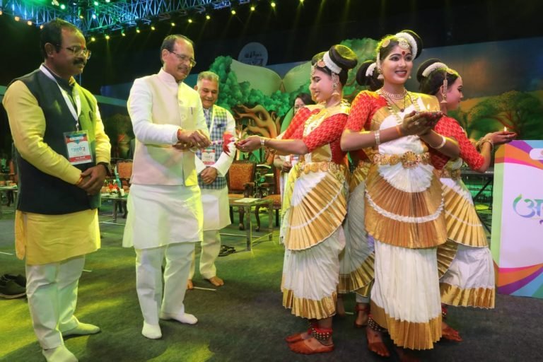 हमारे बच्चों में अद्भुत प्रतिभा है,  उनमें बेहतरीन कलाकार छिपा है : शिवराज